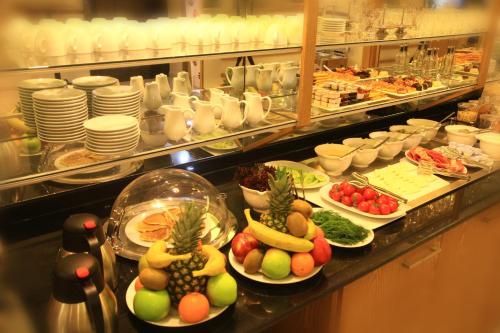 uma linha de buffet com frutas e legumes em pratos em Sisli MLS Hotel em Istambul