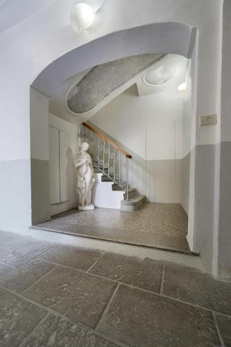 a room with a staircase with a statue on the floor at Burò Bed & Relax in Parma