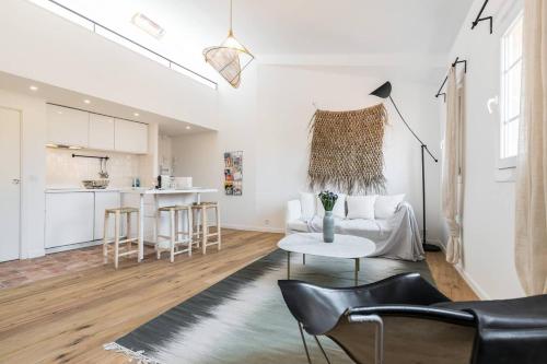 un salon avec un canapé et une table dans l'établissement Malonat Duplex - Old Town, à Nice