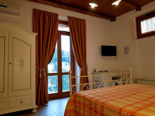 TV a/nebo společenská místnost v ubytování Agriturismo Orrido di Pino