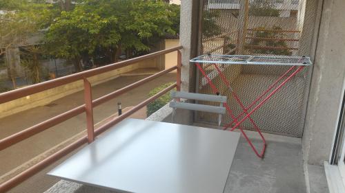 einen Stuhl und einen Tisch auf dem Balkon in der Unterkunft Studio tout confort La Timone in Marseille