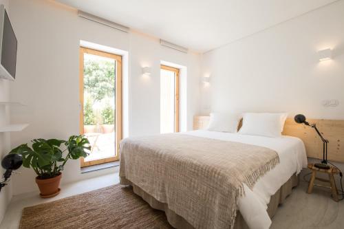 リスボンにあるCozy Lisbon Graçaの白いベッドルーム(ベッド1台、窓付)