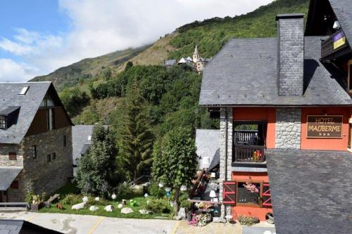 Nespecifikovaný výhled na hory nebo výhled na hory při pohledu z hotelu