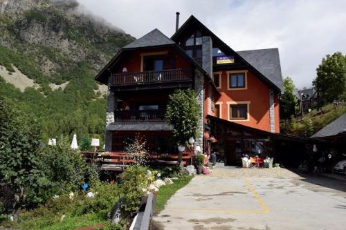 Nespecifikovaný výhled na hory nebo výhled na hory při pohledu z hotelu