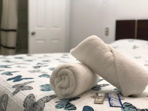 a towel sitting on top of a bed at Residencial Victoria Said in Linares