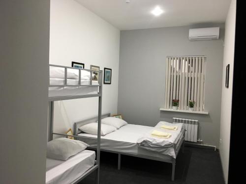 Katil atau katil-katil dalam bilik di Jules Verne Hostel