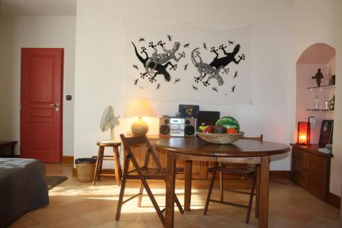 une salle à manger avec une table avec un bol de fruits dessus dans l'établissement Au pied des Alpes, à Vaulnaveys-le-Haut