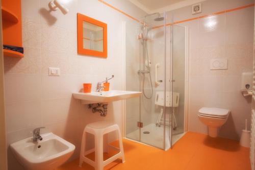 uma casa de banho com um lavatório, um chuveiro e um WC. em La Diletta - Camere di Charme em Verona