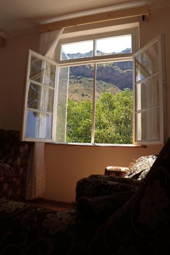 ventana en una habitación con vistas a la montaña en Legend Guest House, en Artabuynkʼ
