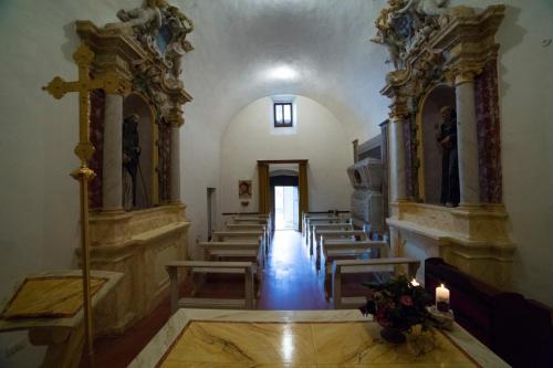 a church with a row of chairs and a altar at Convento San Bernardino in Montefranco