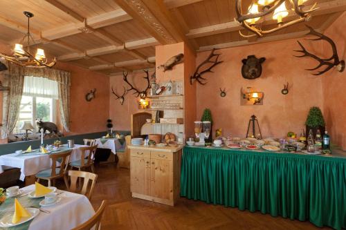 a restaurant with a green table cloth on a counter at Landgasthof Zum Schützenhaus Sosa in Eibenstock