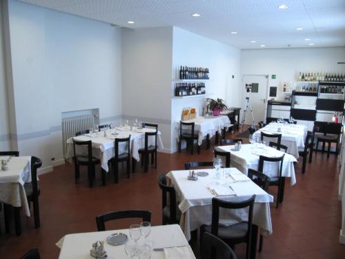 Albergo Sole tesisinde bir restoran veya yemek mekanı