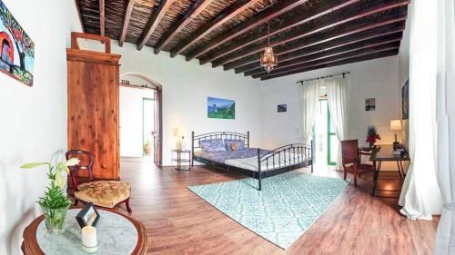 San Juan de la RamblaにあるCasa Rosarioのベッドルーム1室(ベッド1台、テーブル付)