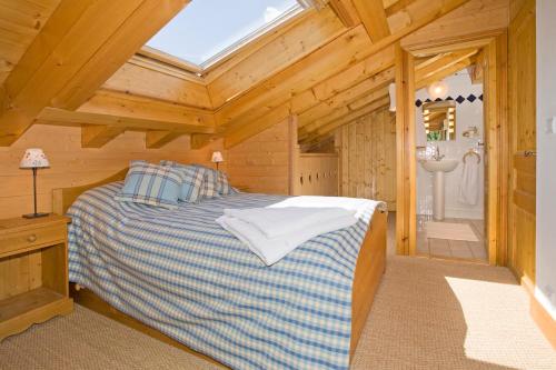 une chambre avec un lit dans une cabane en bois dans l'établissement Chalet Rimaye - Chamonix, à Chamonix-Mont-Blanc