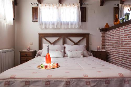Un dormitorio con una cama con una vela. en Casa Rural El Mendrugo, en Tornadizos de Ávila