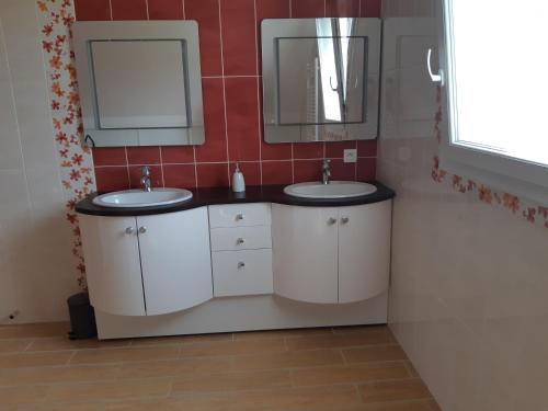 a bathroom with two sinks and a mirror at Ma Deuxieme Maison en Champagne à ECURY SUR COOLE in Écury-sur-Coole