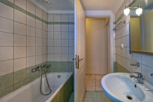 un bagno con vasca e lavandino di Tsiolis Studios & Apartments a Tsilivi