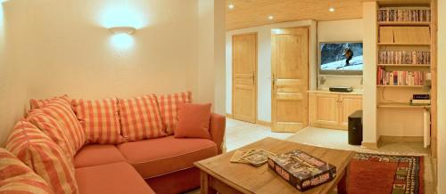 un salon avec un canapé et une table dans l'établissement Chalet Rimaye - Chamonix, à Chamonix-Mont-Blanc