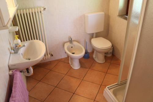 a small bathroom with a toilet and a sink at Casa al Lago Trentuno B in Zenna