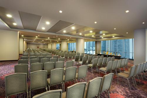 einen Konferenzraum mit Stühlen und einer Bar in der Unterkunft Megapolis Hotel Panama in Panama-Stadt