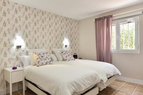 A bed or beds in a room at The Secret Garden Holiday Home