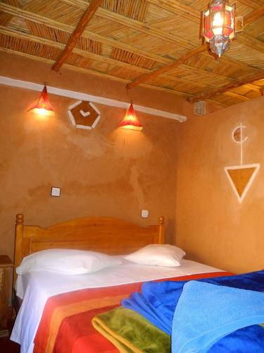 a bedroom with two beds and two lights at Maison d'Hôte Valentine in Tinerhir
