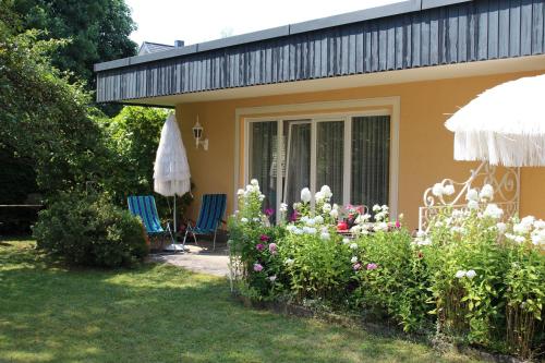 a house with a garden with flowers in the yard at Haus Wolfgang in Reifnitz