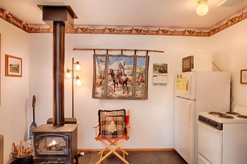 Η κουζίνα ή μικρή κουζίνα στο Frontier Cabin