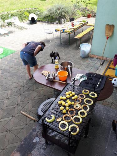 Makanan di atau berdekatan apartmen