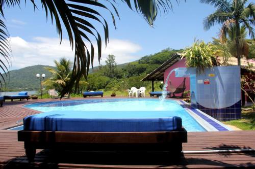 einen Pool mit Wasserrutsche in einem Resort in der Unterkunft Chalés Saint Germain in Florianópolis