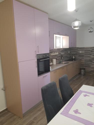 Apartments Mariaにあるキッチンまたは簡易キッチン