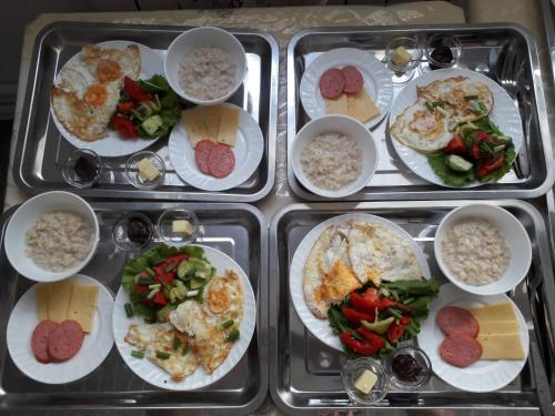 Επιλογές μεσημεριανού ή/και δείπνου για τους επισκέπτες του Jules Verne Hostel
