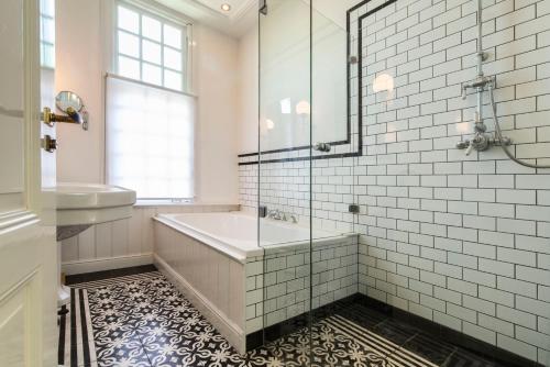 Bilik mandi di B&B De Schiedamse Suites