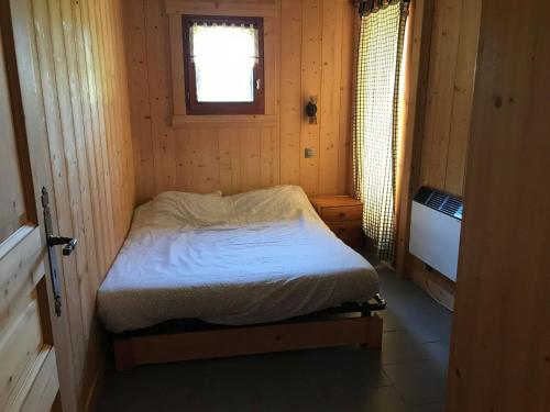 - une petite chambre avec un lit et une fenêtre dans l'établissement Résidence Chalet La Barallette - Esc'Appart, au Grand-Bornand