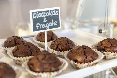 a tray of chocolate muffins with a sign in them at Anda e Rianda in Campi Bisenzio