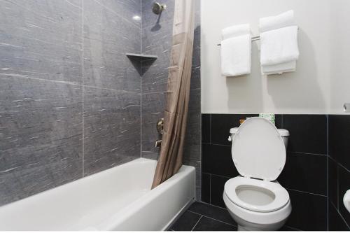 Un baño de Palace Inn