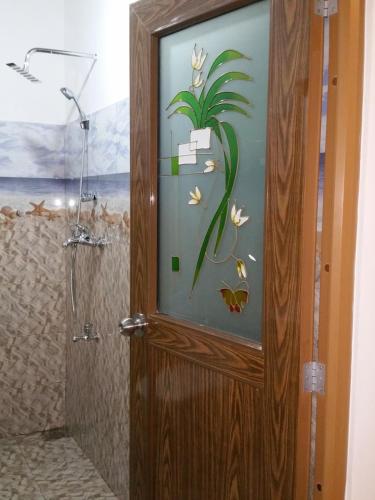 baño con ducha y puerta de madera en Brave resort Mirissa, en Mirissa