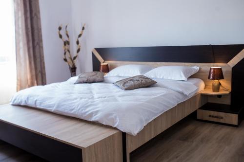 Un pat sau paturi într-o cameră la Vila Lion