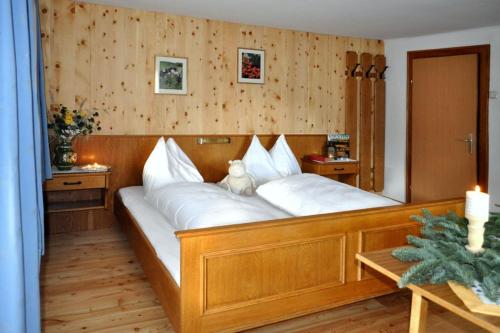 ein Schlafzimmer mit einem großen Bett mit weißen Kissen in der Unterkunft Panoramapension Lerchner in Bad Kleinkirchheim