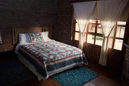- une chambre avec un lit et une fenêtre dans l'établissement Quinta Maria Bonita, à Zacatlán
