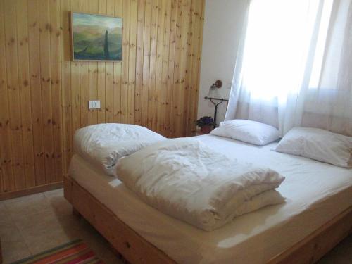 Ένα ή περισσότερα κρεβάτια σε δωμάτιο στο Naomi's place הבית של נעמי
