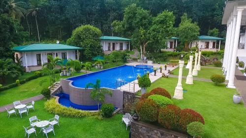 een luchtzicht op een resort met een zwembad bij Seethawaka Regency in Avissawella