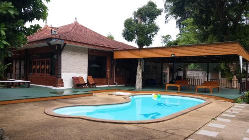 una piscina en el patio de una casa en Payamai Resort en Ban Nong Nam Khan