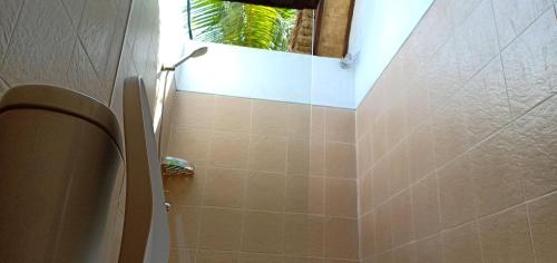 Ett badrum på Bale Lumbung Bungalows