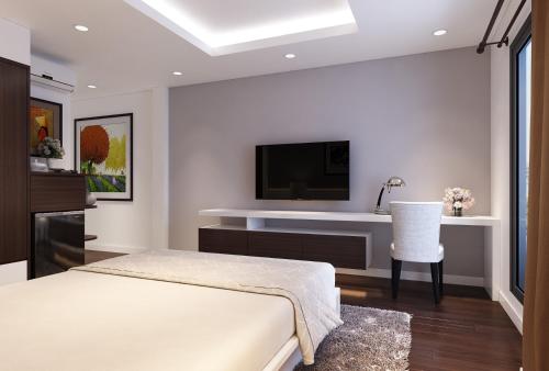 Телевизор и/или развлекательный центр в HA NOI HOTEL near Tan Son Nhat Airport --- FREE Airport Pick-Up and Drop-Off Available 24 Hours a Day