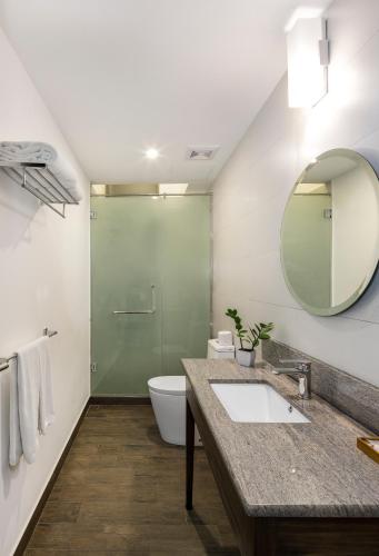 a bathroom with a sink and a mirror at KAI Hikkaduwa in Hikkaduwa