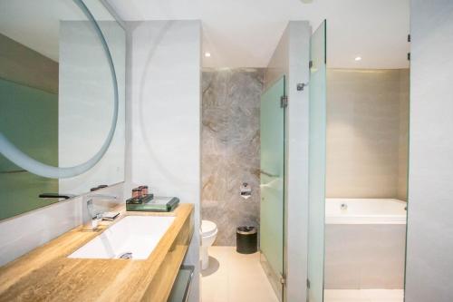 een badkamer met een wastafel, een toilet en een bad bij Hotel XYZ in Tacloban