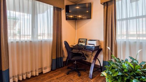 Μια τηλεόραση ή/και κέντρο ψυχαγωγίας στο SureStay Hotel by Best Western Ottawa