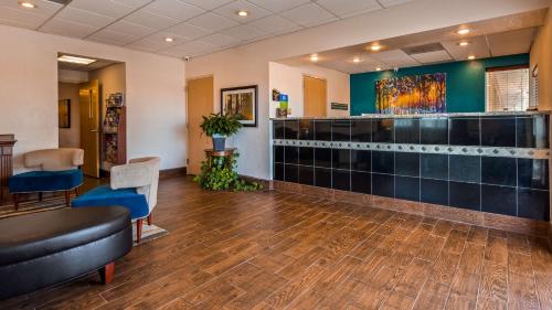 Ο χώρος του λόμπι ή της ρεσεψιόν στο SureStay Hotel by Best Western Ottawa