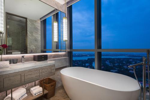 Ένα μπάνιο στο Wyndham Grand Suzhou Fenhu